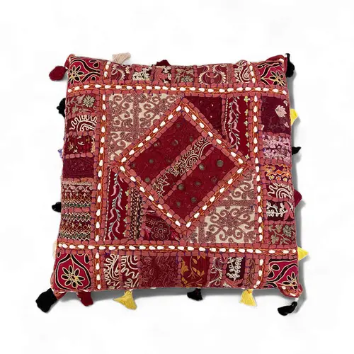 Futon Quadrado Bordado, c/ Pingente