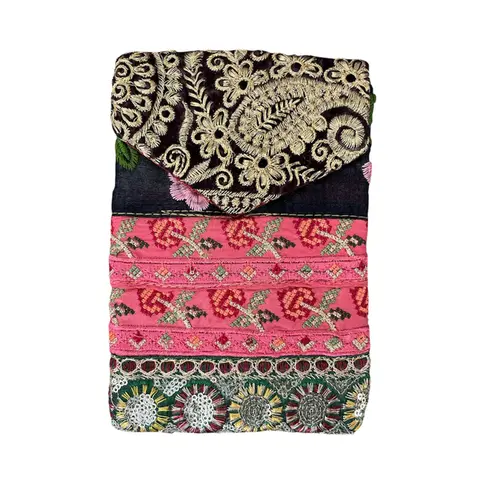 Bolsa Porta Celular Decorada com Tiras Bordadas