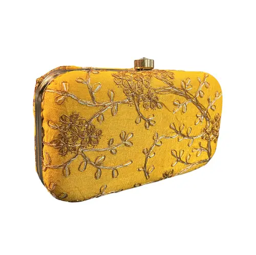 Clutch Boho com Metal Dourado